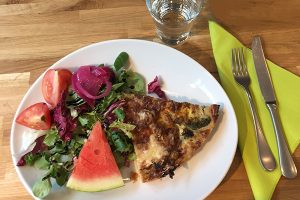 Bakery Cafe - lounas Tampereella - suolainen piirakka ja salaatti